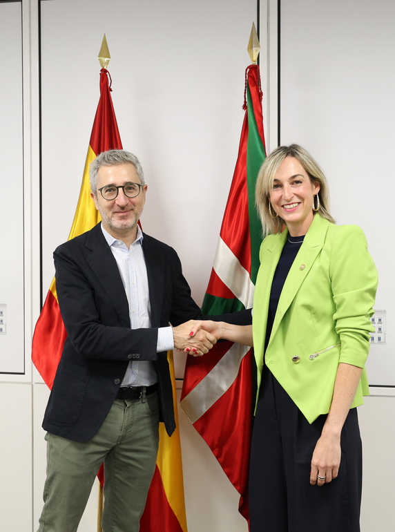 Maria Ubarretxena sailburuak bilera-errondari ekin dio Madrilen