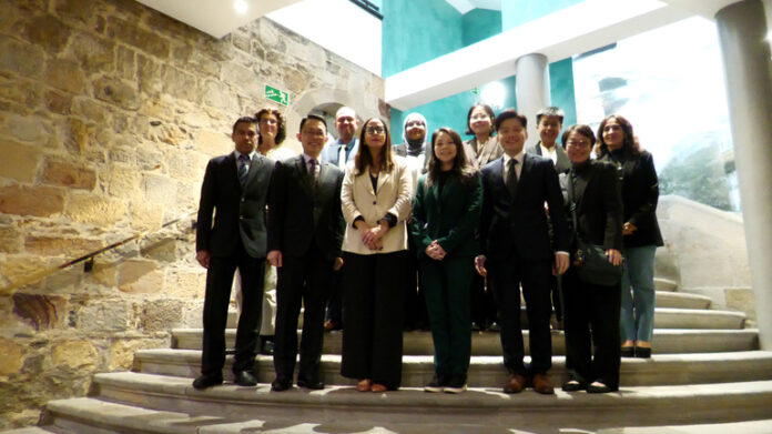 Singapurreko ordezkariak Euskadiko hezkuntza-sistema ezagutzera etorri dira, eredu eleaniztun eta inklusiboa garatzeko erreferente bila