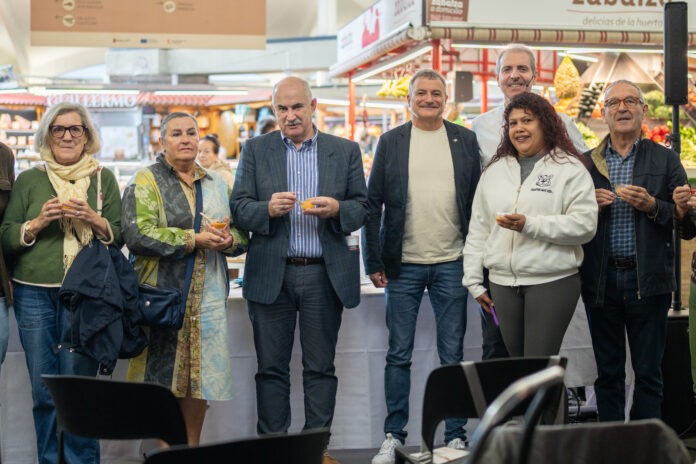 Aierdi kontseilariak, Alex Mugica eta Julio Flames sukaldariekin batera, soberako jakiak murrizteko deia egin du Iruñeko Zabalguneko Merkatuan egindako ekitaldi batean