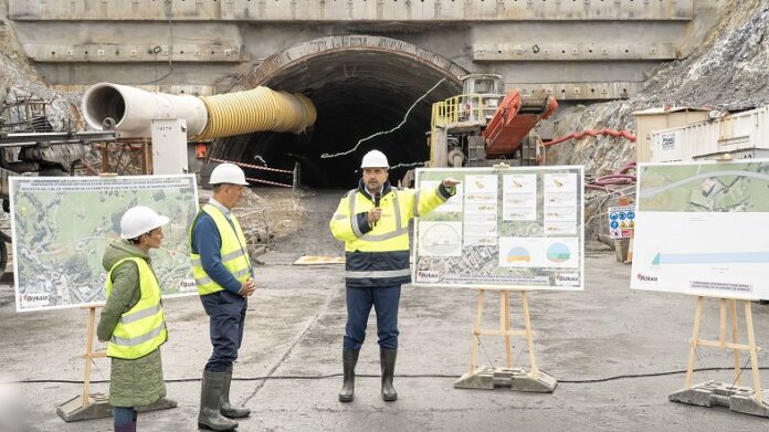 Carlos Alzagak Markinako saihesbidearen obrak bisitatu ditu, eta otsailean biribilgunearen zati bat irekiko dela iragarri du