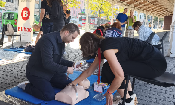 Demostración sobre técnicas de reanimación cardiopulmonar en Bilbao por el Día Mundial de la Parada Cardíaca