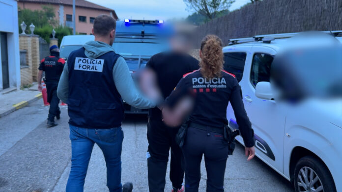 Foruzaingoak eta Mossos d’Esquadra Kataluniako Poliziak droga garraiatzen zuten kamioiei erasotzen zien talde kriminal bat desegin dute Foruzaingoak eta Mossos d’Esquadra Kataluniako Poliziak droga garraiatzen zuten kamioiei erasotzen zien talde kriminal bat desegin dute