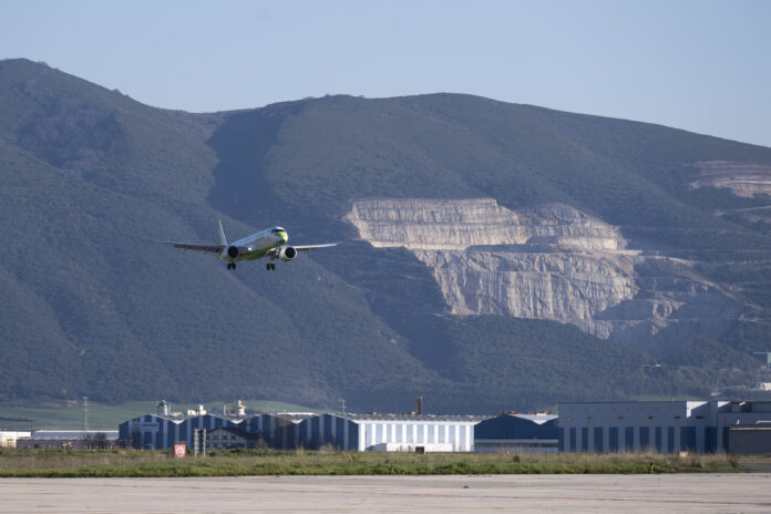 Nafarroako Gobernuak bi hegaldi lizitatu ditu lehen aldiz helmuga nazionaletara eta beste bi Europako hirietara 4 milioi euroren truke Nafarroako Gobernuak bi hegaldi lizitatu ditu lehen aldiz helmuga nazionaletara eta beste bi Europako hirietara 4 milioi euroren truke