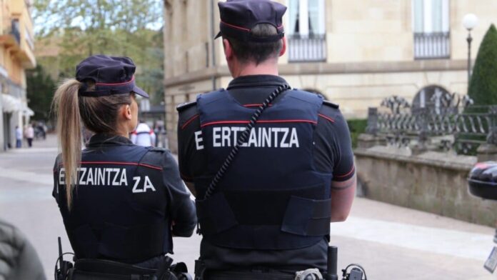Gasteizko gasolindegi batean atxilotu dute iruzur egiteagatik eta agiria faltsutzeagatik Gasteizko gasolindegi batean atxilotu dute iruzur egiteagatik eta agiria faltsutzeagatik