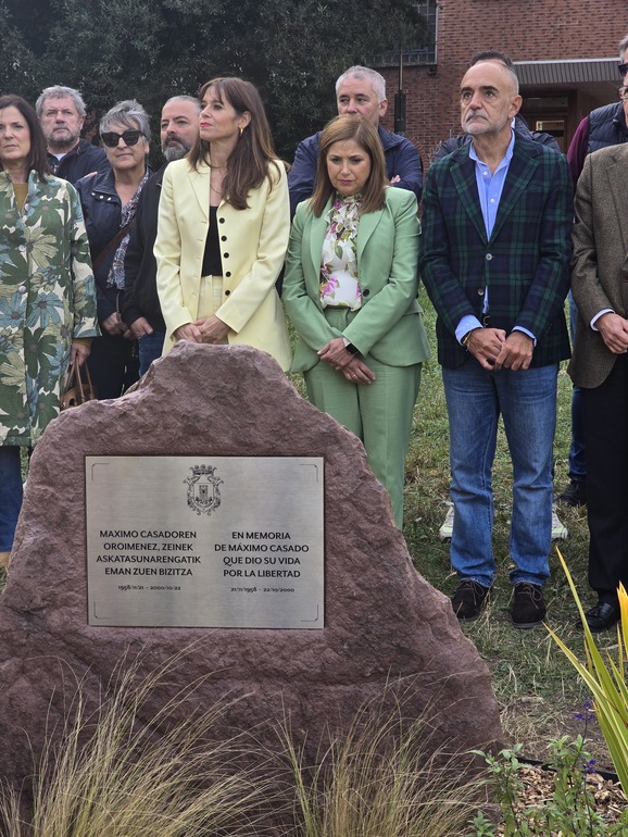 María Jesús San José Justizia eta Giza Eskubideen sailburua, Máximo Casadoren omenezko plaka desestalketan parte hartu du