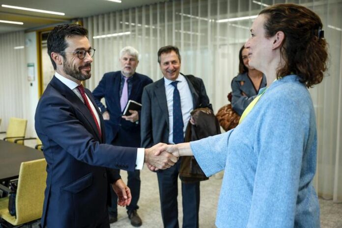 Ander Caballero Julie Bynens Flandriako Atzerri Ministerioko idazkari nagusiarekin bildu da Bruselan