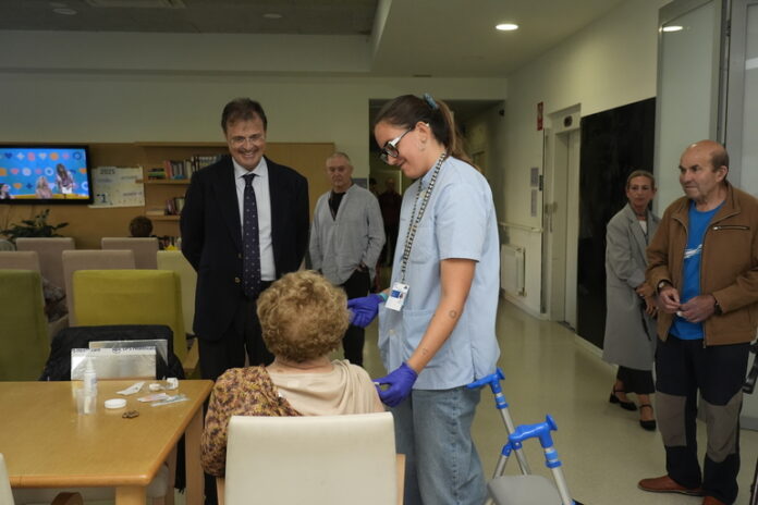 Osakidetza inicia la vacunación contra la gripe y el covid en residencias de Euskadi
