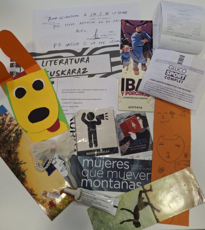 ‘Tesoros entre páginas’: La Biblioteca de Errenteria muestra objetos olvidados en libros