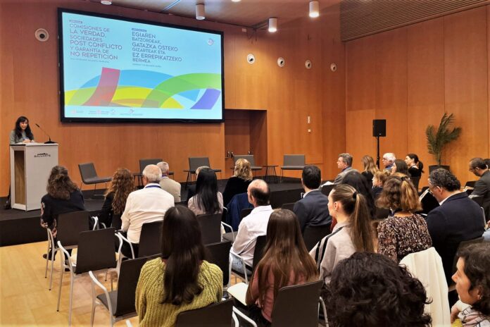 Egiaren Batzordeen nazioarteko topaketak erakunde horiek gatazkak gainditzeko eta ez errepikatzeko prozesuetan duten garrantzia berresten du