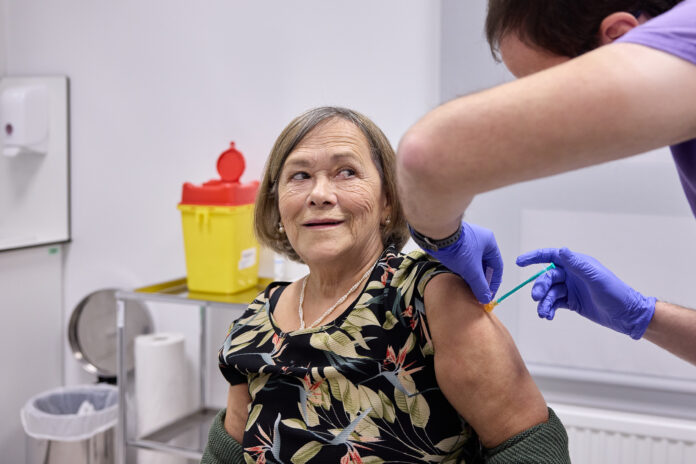 Nafarroak gripearen atalase epidemikoa gainditu ondoren, pertsona ahulenei txertoa jartzeko deia egin du Osasun Sailak