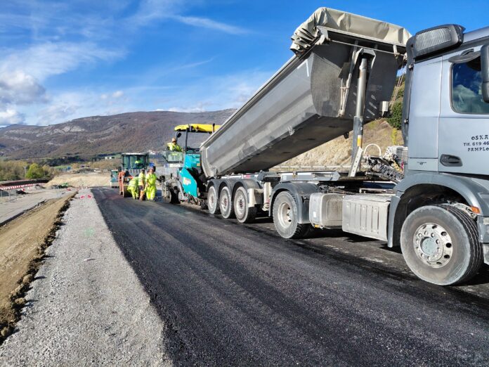 Lurralde Kohesioak A-15 errepidera sartzeko errei berriaren eta Izurdiagako biribilgune berria ren asfaltatzeko lanak hasi ditu, udalerriko trafikoa arintzeko