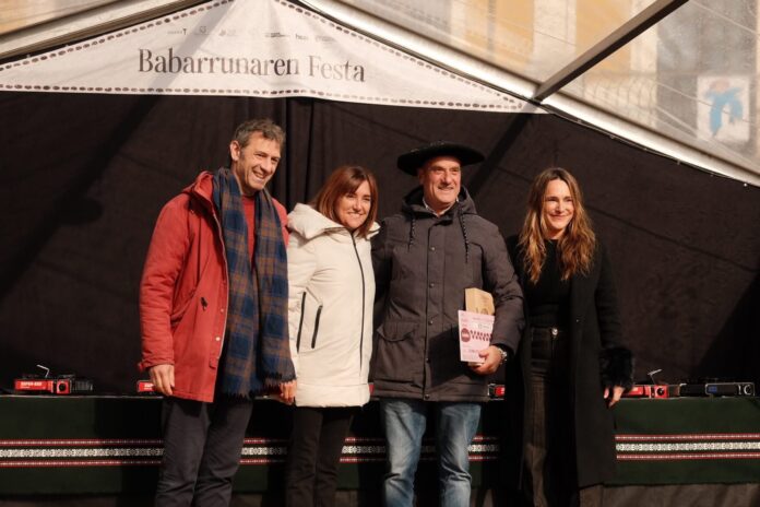 Amaia Barredok Tolosako Babarrunaren Jaiaren irabazleari, Albizturko Alberto Elolari, eman dio lehen saria