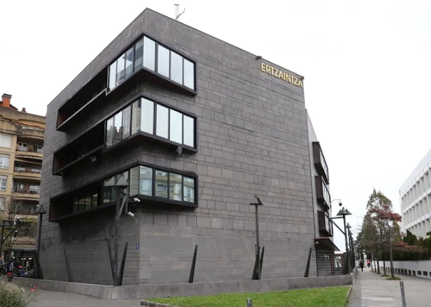 Detenido un delincuente con antecedentes policiales por un robo con fuerza en un establecimiento de Donostia