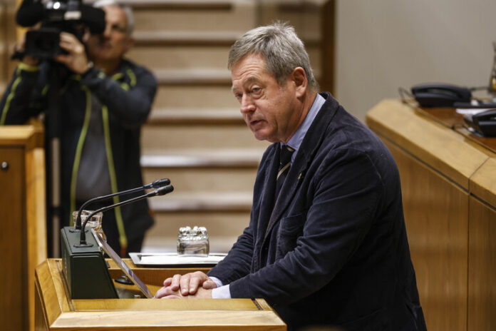 Zupiria sailburuak Eusko Legebiltzarrean azaldu du Ertzaintzak atxilotu eta biktimen jatorriaren berri emateko erabakia