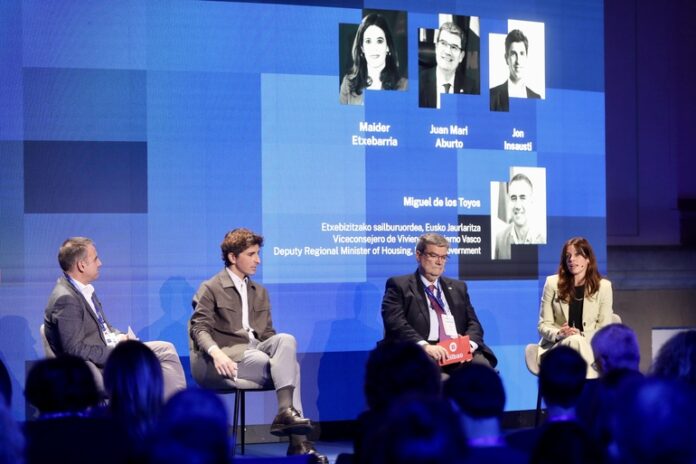 Euskadiko hiru hiriburuetako alkateek lehen aldiz partekatu dituzte etxebizitzaren arazoari aurre egiteko politikak, eremu tentsionatu izendatu ostean