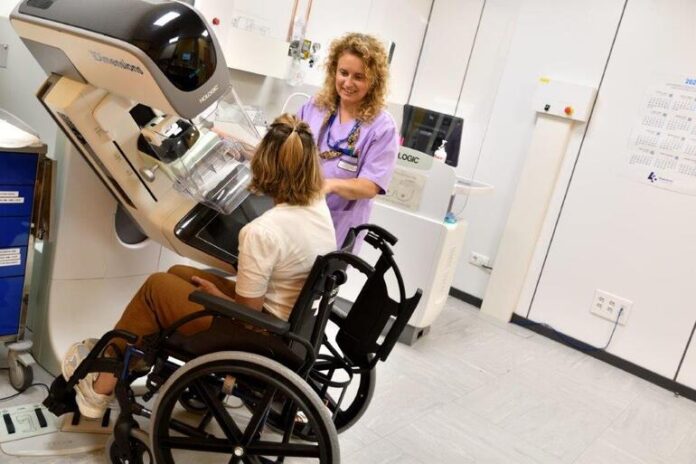 Osakidetzak 3.000 mamografia egiten ditu astean bularreko minbizia prebenitzeko eta baheketa 45 urtera zabaldu du