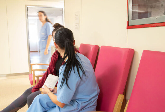 Osakidetzak genero-indarkeriaren biktima diren sei emakume artatu zituen 2024an egunero, guztira 2.121, aurreko urtean baino % 3,2 gehiago