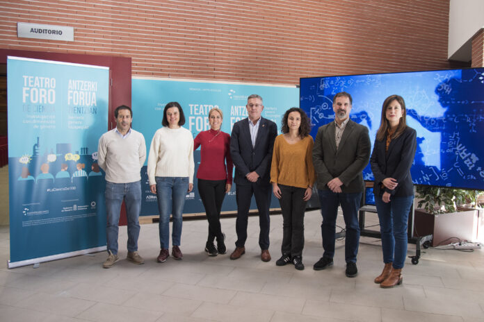 300 pertsonak baino gehiagok parte hartu dute, Azkoienen, Navarrabiomed-ek bultzatutako genero dimentsioko ikerketari buruzko zientzia-foroaren antzerki-jardueran