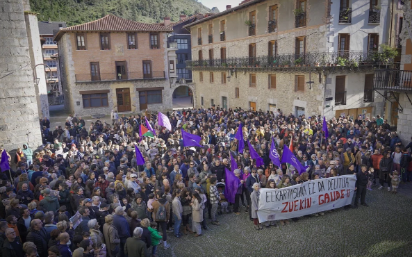Concentración feminista en apoyo a las seis mujeres de Zestoa que se enfrentan a un juicio por presuntas coacciones y vulneración de la integridad moral