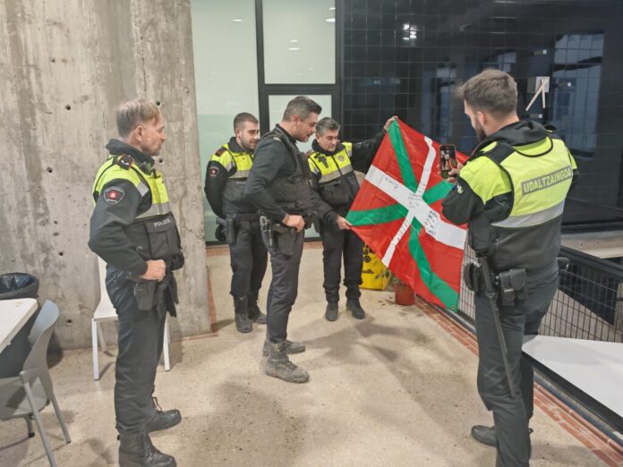 Paiporta homenajea a agentes de la Policía Municipal de Bilbao por la ayuda prestada tras la dana