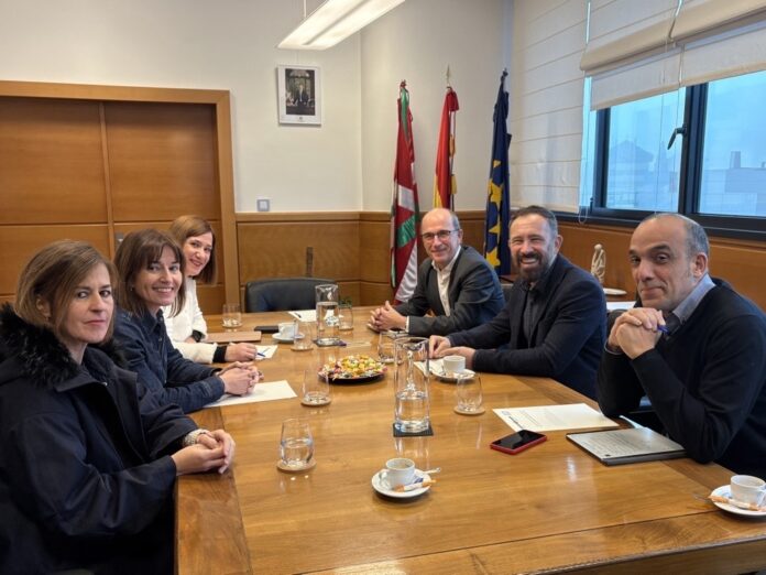 Eusko Jaurlaritzak eta EUDELek prestakuntza-estrategiak eta proiektu pilotuak lerrokatu dituzte, Etxebizitza, Lurzoru eta Hirigintza arloko Premiazko Neurriei buruzko Legea laster onartuko da eta