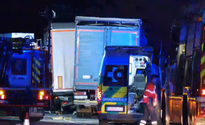 Fallece un camionero en un grave accidente entre dos tráileres en la AP-8 en Irun