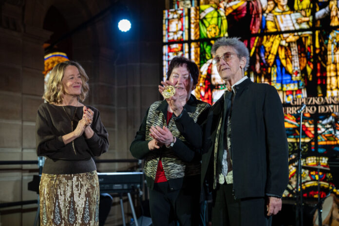 Lourdes Iriondo Mujika recibe la Medalla de Oro de Gipuzkoa en el 20º aniversario de su fallecimiento