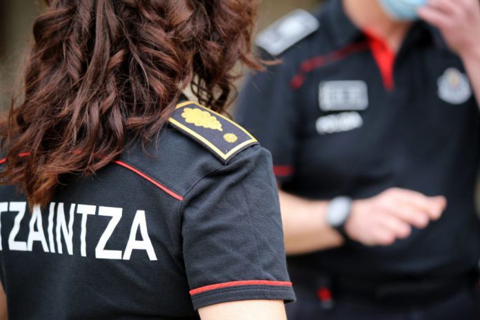 Tres jóvenes detenidos en Lasarte-Oria por agredir a un hombre y robarle el teléfono móvil