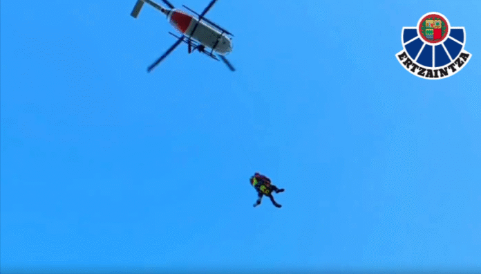 Los Servicios de Emergencias de Euskadi rescatan a dos personas accidentadas en los montes Alluitz y Adarra
