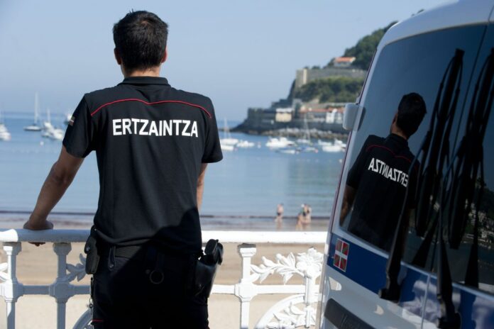 La Ertzaintza arresta a dos hombres en Donostia por portar documentación falsificada