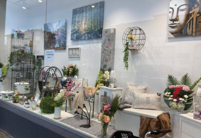 Un bazar de Zarautz cuelga un cartel contra los comentarios «racistas» y «discriminatorios» que reciben