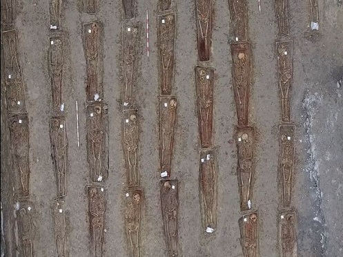 Maria Jesus San Jose sailburuak eta Alberto Alonso zuzendariak Manuel Leon Gomez Urduñako espetxe frankistaren biktimaren gorpuzkiak eman dizkiote familiari