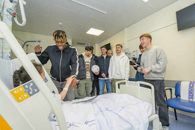 Gabonak direla-eta, Athletic Clubeko jokalariek bisita egin diete ospitaleratuta dauden haurrei