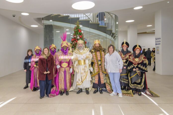 Errege Magoek bisita egin diete Ospitalean ospitaleratuta daudenei