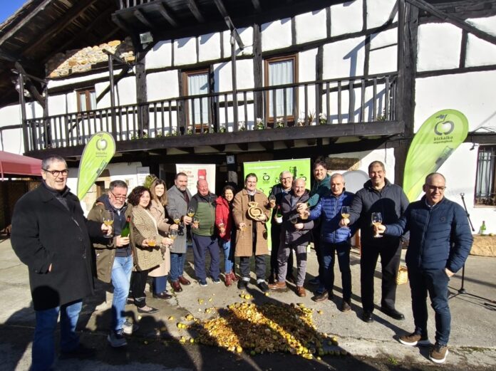 Bizkaiko sagardo denboraldia abiatu da Amorebieta-Etxanoko Uxarte sagardotegian