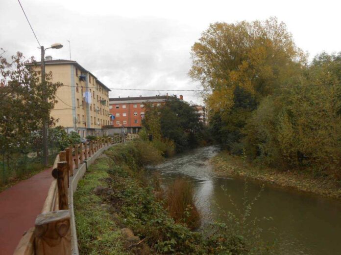 Zallak eta URAk Cadagua ibaiaren uholdeetatik babesteko lanen emaitzak erakutsi dizkiete herritarrei Aranguren auzoan