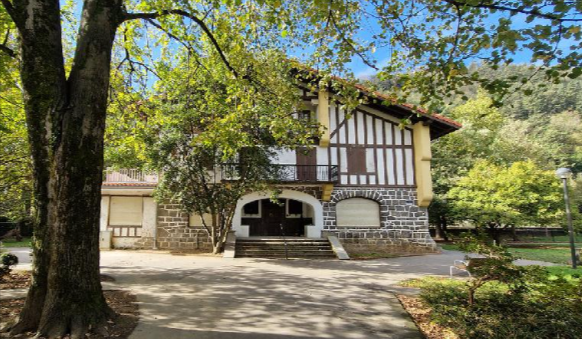 Desalojado un grupo de migrantes que dormía en el soportal de un edificio municipal de Tolosa