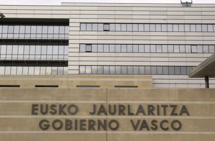 Eusko Jaurlaritzak nabarmen murriztu ditu herritarrentzako funtsezko zerbitzuak izapidetzeko denborak