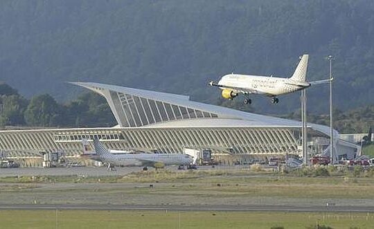 Desviados varios vuelos con destino Bilbao por el fuerte viento