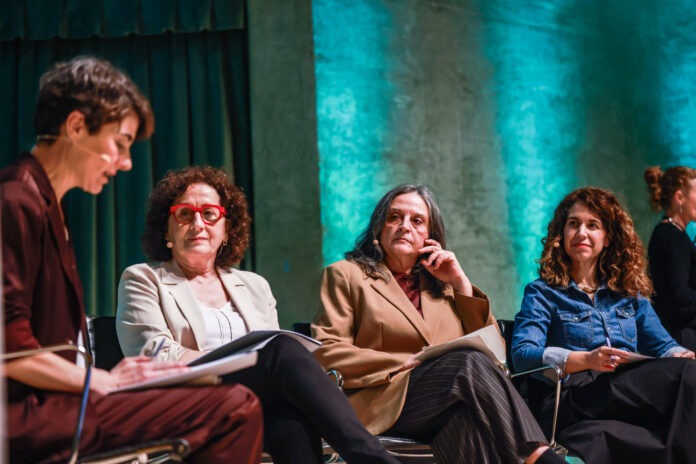 Eskubide Sozialetako kontseilariak Bartzelonan parte hartu du iraupen luzeko zainketei buruzko nazioarteko biltzar batean, eta Nafarroak zerbitzuak indartzearen alde egin du