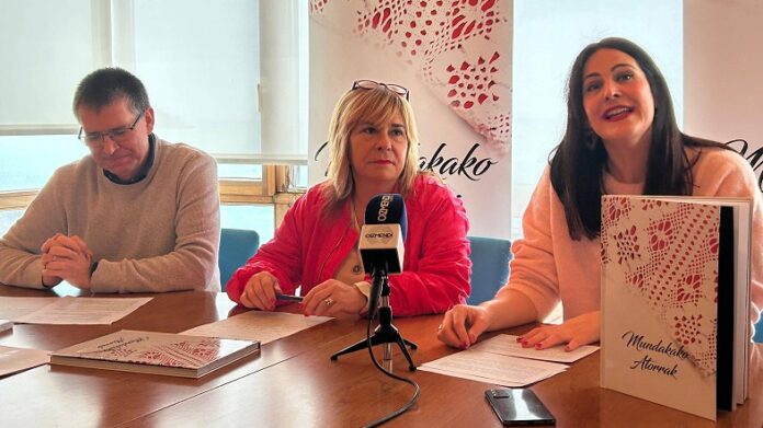 “Mundakako Atorrak” argitalpenak udalerriko ondare immateriala osatzen duten abestiak eta historia jasotzen ditu