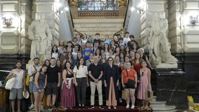 El programa Ateak Ireki se amplía y busca familias de Busturialdea-Urdaibai para acoger a jóvenes de la diáspora vasca