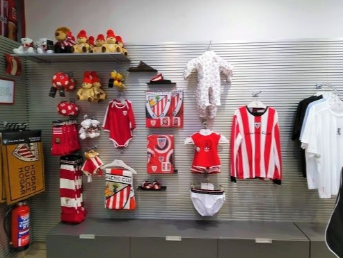 La tienda oficial del Athletic Club en Max Center reabre sus puertas con una imagen renovada