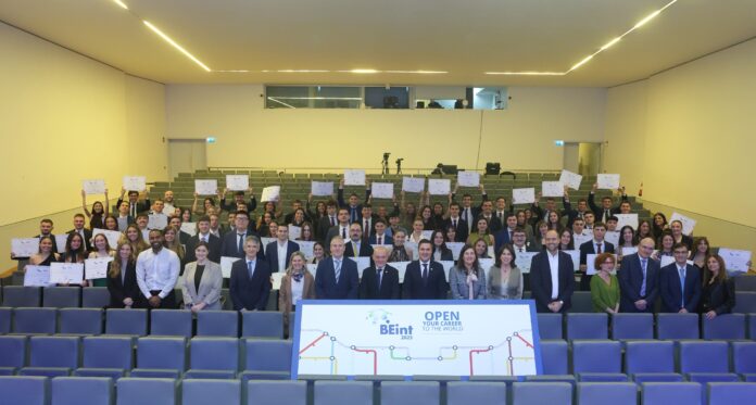 60 gaztek eskuratu ahal izango dute aurten nazioartekotzearekin lotutako Eusko Jaurlaritzaren BEINT beka BAT