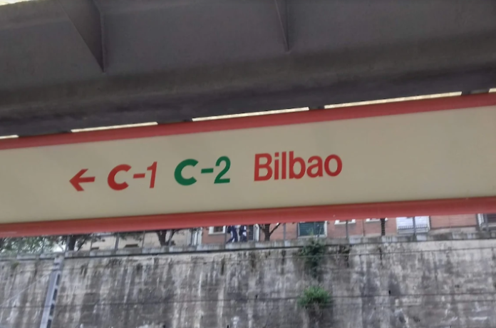 La salida de un eje en un tren en Zabalburu altera el servicio de Cercanías en plena hora punta
