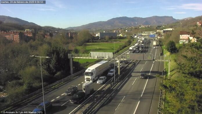 Un accidente en la N-1 en Andoain provoca el cierre de la vía y colas de seis kilómetros