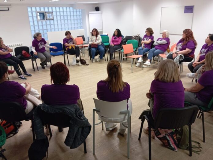 Las trabajadoras de residencias de Gipuzkoa inician un encierro en la casa de las mujeres de Donostia para desbloquear el conflicto del sector