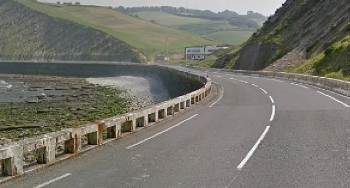Restablecido el tráfico en la N-634 entre Getaria y Zumaia tras el cierre por el fuerte oleaje