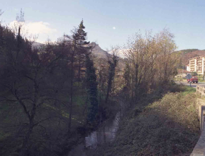 La Ertzaintza investiga el hallazgo del cadáver de un hombre en el río Deba