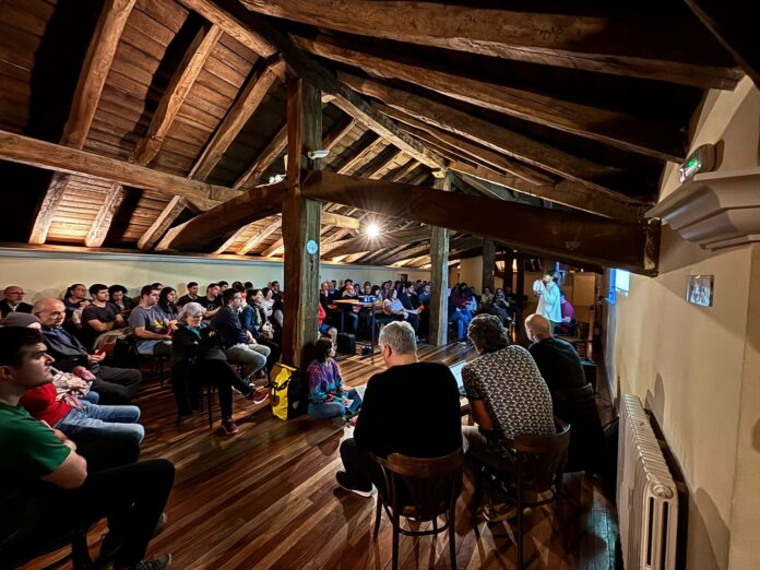 Ehun bat lagun bertaratu dira Elizondon elkarlaneko etxebizitzari buruzko lehen jardunaldi informatibora